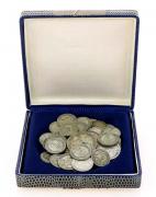 Lote 29 - MOEDAS EM PRATA - Conjunto composto por cerca de 50 moedas em prata de diversos valores faciais. Nota: sinais de manuseamento