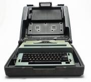 Lote 4 - MÁQUINA DE ESCREVER UNDERWOOD - Máquina de escrever eléctrica UNDERWOOD 8500 C, Made in Japan em caixa/mala de plástico preta original. Sinais de uso. Não testada