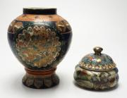 Lote 6 - JARRA E CAIXA - em porcelana oriental, jarra pintada com reserva floral policromada e com pontilhados relevados, com 27x22ø cm, e caixa pintada com pássaros e flores policromados, com pontilhados relevados, com 28x23,5ø cm, marcados na base. Bom estado geral