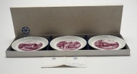 Lote 25 - PRATOS EM PORCELANA - Conjunto de 3 pratinhos em porcelana Alemã Hochst, com paisagens camprestres monocromáticas pintadas à mão. Em perfeito estado em caixa original.Dim: 11,3 cm de diâmetro