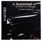 Lote 18 - O AUTOMÓVEL EM PORTUGAL, 1995 - Organização e textos de J.C. Barros Rodrigues, Edição bilingue (português / inglês) do Clube do Coleccionador, CTT Correios de Portugal, impresso em Março de 1995, numerado (05820 / 20000) e autenticado, contendo os selos comemorativos do Automóvel em Portugal e uma prova de cor impressa e numerada pela Imprensa Nacional Casa da moeda, 144 páginas. PVP € 88, Catálogo Afinsa de 2013. Nota: Muito bom estado de conservação