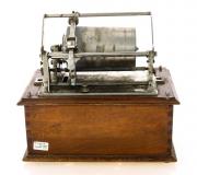 Lote 1 - PATHES FERES, PHONOGRAFO CILINDRICO - Da marca francesa Pathe freres system. Com caixa em madeira. Peça idêntica foi vendida por € 2.000. Dim: 27x26x17 cm. Nota: sinais de uso, desgastes e ferrugem. Caixa com falhas. Consultar valor indicativo em https://www.theriaults.com/node/21098