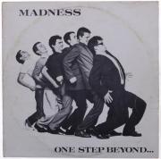 Lote 24 - ONE STEP BEYOND, MADNESS - Disco de vinil de 33 RPM de 1979 editado pela Stiff Record/Nova Companhia de Musica. Nota: Não testado
