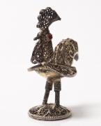 Lote 109 - PEQUENA ESCULTURA EM FILIGRANA DE PRATA 833 - Decoração em forma de Galo. Alt: 3.5cm. Peso: 5.5 g. Bom estado geral, sinais de oxidação. Nota: Com marcas de contraste em vigor de 1937 a 1984.