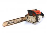 Lote 4 - STIHL, MOTOSERRA - Modelo 041 AV. Motor de combustão a gasolina. Dim: 93 cm. Nota: sinais de uso, falhas e defeitos. Não testada