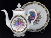 Lote 19 - T. LIMOGES, BULE E PRATO EM PORCELANA - Conjunto de 2 peças marcadas na base, bule e prato com decoração floral policromada e ornamentos em dourado. Dim: 25 cm de altura (bule) e 26,5 cm de diâmetro (prato). Nota: sinais de uso