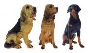 Lote 111 - CÃES DECORATIVOS - Conjunto de 3 cães em resina, representando raças diferentes. Dim: 21 cm de altura. Nota: sinais de uso