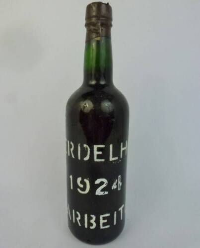 Lote 797 - Lote de 1 garrafa de Vinho da Madeira, VERDELHO de 1924, Barbeito. Vinho raro e de grande qualidade. Para coleccionador. Nota: pequenas falhas no lacre.