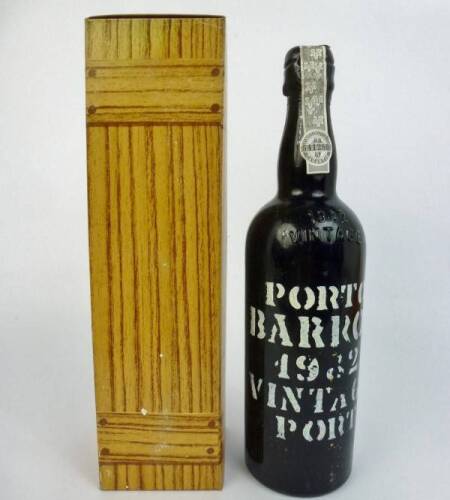 Lote 802 - Lote de Garrafa de Vinho do Porto, Barros, 1982 Vintage Port, para coleccionador.