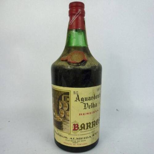 Lote 825 - Lote de Garrafa de Aguardente Velha Barros Reserva, engarrafada em 1989 (95 cl), para coleccionador.