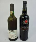 Lote 834 - Lote de 2 Garrafas de Vinho do Porto Taylor´s, uma 20 anos Tawny Port engarrafada em 1989 e numerada ( 3955 ),uma Late Bottled Vintage de 1996, para coleccionador.
