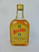 Lote 836 - Lote de 1 garrafa de whisky WHITE HORSE, America´s Cup Scotch Whisky. Edição limitada. Preço de venda aproximado de 90€. Para coleccionador.