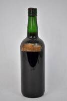 Lote 935 - Lote de 1 garrafa de Vinho da Madeira - Seco - Vinho com algumas décadas, mas com ano de colheita incerto. Para coleccionador. Nota: com perda.