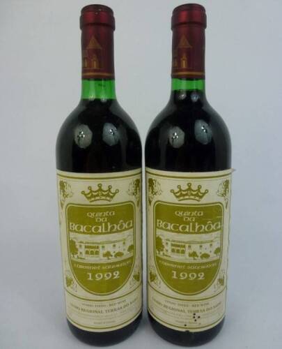 Lote 959 - Lote de 2 garrafas de Vinho Tinto, Quinta da Bacalhoa, Terras do Sado, Cabernet Sauvignon, colheita de 1992, para coleccionadores. Vinho de grande qualidade.