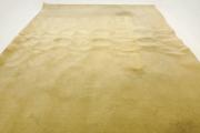 Lote 4020 - CARPETE - carpete de grande dimensão em lã sintética de cor bege. Dimensão: 400x300 cm. Sinais de uso.