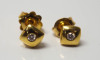 Lote 4022 - BRINCOS EM OURO E DIAMANTES - brincos em ouro amarelo 800 de 19,2 kt, com um diamante cada (0,10 ct) em talhe brilhante redondo. Peso: 2,1 g. Dim: 0,5x0,5 cm. Preço em ourivesaria de € 550. Com marcas de contraste do Porto e de responsbilidade