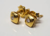 Lote 4022 - BRINCOS EM OURO E DIAMANTES - brincos em ouro amarelo 800 de 19,2 kt, com um diamante cada (0,10 ct) em talhe brilhante redondo. Peso: 2,1 g. Dim: 0,5x0,5 cm. Preço em ourivesaria de € 550. Com marcas de contraste do Porto e de responsbilidade - 2