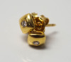 Lote 4022 - BRINCOS EM OURO E DIAMANTES - brincos em ouro amarelo 800 de 19,2 kt, com um diamante cada (0,10 ct) em talhe brilhante redondo. Peso: 2,1 g. Dim: 0,5x0,5 cm. Preço em ourivesaria de € 550. Com marcas de contraste do Porto e de responsbilidade - 4