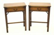Lote 4062 - MESAS DE ENCOSTAR - par de mesas de encostar em madeira com uma gaveta com puxador em ferro. Dimensão: 77x61x36 cm. Sinais de uso