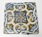 Lote 4084 - AZULEJOS SEC. XVIII - conjunto de quatro azulejos com padrão vegetalista em tons de azul, branco e amarelo com 13,5x13,5 cm. Com defeitos