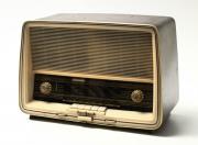 Lote 4092 - RÁDIO TONFUNK, VINTAGE - rádio vintage da marca Tonfunk, nº série 11800057, da década de 50, com caixa em baquelite tipo madeira com filete dourad. Dimensão: 32,5x46x23 cm. Sinais de uso, não testado