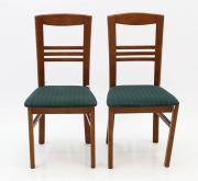 Lote 4094 - CADEIRAS - par de cadeiras em madeira de cerejeira (?), com espaldar vazado e assentos estofados a tecido verde pontilhado. Dimensão: 96x47x46 cm. Sinais de uso, uma cadeira com falha
