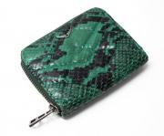 Lote 4129 - ZADIG & VOLTAIRE, CARTEIRA DE SENHORA - em couro verde martelado. Alguns sinais de uso. Dimensão: 11x9 cm. Similar à venda po € 75 em https://www.zadig-et-voltaire.com/eu/be/wallet-woman-mini-zv-mat-snake-wallet-green.html