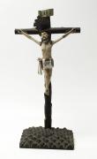 Lote 4156 - CRUCIFIXO - crucifixo popular em madeira pintada à mão com cruz assente sobre base em madeira em ponta de diamante, com resplendor em folha metálica. Dimensão: 60x31x19 cm. Bom estado geral, ligeiras marcas