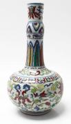 Lote 4208 - JARRO CHINÊS, SÉC. XX - em cerâmica, decoração policroma, marcado na base. Alt. 33 cm