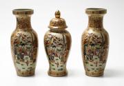 Lote 4213 - CONJUNTO ORIENTAL - conjunto em cerâmica oriental composto por um pote com tampa e duas jarras ornamentadas com motivos figurativos orientais e motivos florais, marcados na base. Dimensão: 30,5 cm de altura. Bom estado geral