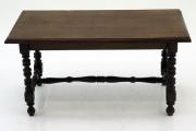 Lote 4215 - MESA DE CENTRO EM MADEIRA - mesa em madeira, formato rectangular, pernas torneadas com travessa de união. Dimensão: 44x87x46 cm. Sinais de uso