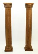 Lote 4497 - PAR DE COLUNAS - par de colunas em madeira de pinho, com fuste canelado e base e entablamento anelado, para decoração arquitetónica ou para sustentação. Dimensão: 229x44ø cm. Orifícios de xilófagos muito pontuais