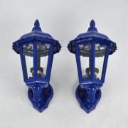 Lote 44 - Lote de 2 lanternas de parede, em metal, com braço, de exterior, azuis, 6 faces, com 35 cm de altura e 14 cm de braço.