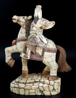 Lote 5003 - GENERAL GUAN YU CHINÊS EM OSSO, SÉC. XIX - Trabalho em osso esculpido. Decoração policromada com grafitados e relevos representando guerreiro com espada longa e cavalo de guerra. Adquirido em antiquário na década de 80. Dim. 51x38x16 cm. Nota: