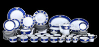 Lote 5006 - SPAL, SERVIÇO DE JANTAR, CHÁ E CAFÉ EM PORCELANA - Conjunto de 107 peças marcadas na base, Edição Limitada, decoração Medusa em azul e prateado, composto por terrina com tampa, taça saladeira, molheira com prato, 2 travessas, 12 pratos de sopa