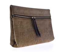 Lote 5008 - CAROLINA HERRERA, CLUTCH BAG - Modelo Inro, cor Shaara, tamanho Medium, ano 2019. Modelo em pele de camurça castanha, com logótipo gravado, fecho e interior forrado. Modelo com pvp de € 357,16 (£ 350). Dim: 18x28 cm. Nota: sem uso, com saco de