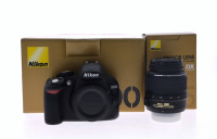 Lote 5012 - NIKON, CONJUNTO FOTOGRÁFICO - Máquina fotográfica digital Nikon D3100, com objectiva Nikon DX AF-S NIKKOR 18-55mm 1:3.5-5.6 GII ED. Inclui carregador de bateria, cartão de memória, cabos, saco e manual do Utilizador. Conjunto com pvp de € 364,