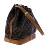 Lote 5018 - LOUIS VUITTON, CARTEIRA DE SENHORA - Modelo Noe em tela monogramada cor castanha e pele, Made in France, marca gravada, com aplicações em metal dourado, alça, a apertar com fitas de pele, interior forrado a tecido castanho. Carteira similar à 