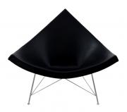 Lote 6024 - VITRA COCONUT CHAIR - Cadeira de design de George Nelson. Estrutura em fibra estofada em pele negra. Pés em aço cromado. Dim: 83,5x104x83 cm. Nota: cadeira idêntica à venda por € 4.040. Falta do autocolante da marca. Sinais de uso, A Vitra Coconut Chair foi projectada por George Nelson em meados da década de 1950 e, com suas formas claras e sua aparência encantadoramente reduzida, incorpora o estilo de design da época. A estrutura do tubo de aço cromado suporta o revestimento do asse