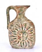 Lote 10 - JARRO MEXICANO ARTESANAL - Em cerâmica relevada, decoração "Sol e Lua" em tom verde e bege, com pega. Dim: 50 cm de altura. Nota: sinais de uso, bordo com pequena falha