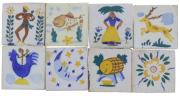 Lote 14 - AZULEJOS DA FÁBRICA ALELUIA - Conjunto de 8 azulejos miniatura, decorações policromadas com motivos figurativos. Dim: 7x7 cm. Nota: pequenos defeitos