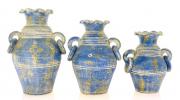 Lote 164 - POTES MEXICANOS ARTESANAIS - Conjunto de 3 potes em cerâmica artesanal feita no México, decoração em azul com pegas e argolas e bordos ondulados. Dim: 32 cm de altura (maior). Nota: sinais de uso