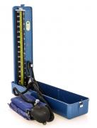 Lote 147 - FAZZINI, ESFIGMOMANÓMETRO - Aparelho de medição da pressão sanguínea e arterial, com coluna de mercúrio, Italy, em chapa de metal azul. Dim: 6x9x34 cm. Nota: sinais de uso