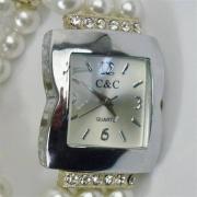Lote 362 - Relógio C&Q, movimento quartz, mostrador prateado, caixa com 29mm de largura, bracelete de contas brancas e travessões prateados, a funcionar, bom estado