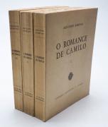 Lote 19 - O ROMANCE DE CAMILO - Aquilino Ribeiro, Lisboa, Livraria Bertrand, 1961. 3 vols, obra completa. Ostentam sinete do autor. Exemplares muito estimados. "Este livro, em despeito do título, não pode considerar-se romance. Sendo talhado, até onde me chegou a arte, no cerne da vida, é história verdadeira. De resto, apenas quando se me tornou mister que os factos luzissem consoante decorreram no guinhol humano, à luz própria, recorri à forma literária da romanceação.".