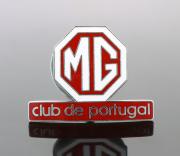 Lote 18 - MG CLUB DE PORTUGAL, EMBLEMA - Em metal esmaltado com parafuso de fixação. Dim: 5x6 cm