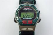 Lote 749 - Relógio de pulso Timex, digital, com aproximadamente 3,2 cm de diâmetro. Water Resistant. Costas da caixa em aço inoxidável. Bracelete em tecido com velcro. Usado, a trabalhar e com sinais de uso.