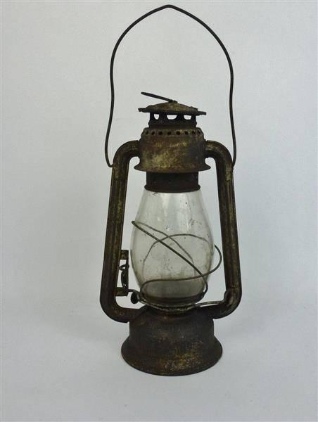 Moss count up ethics Lote 1325 - Lanterna antiga, a petróleo Hipólito 124, com 32 cm de altura  Nota: apresenta sinais de ferrugem