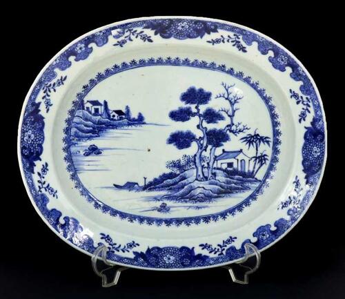 Lote 5026 - TRAVESSA EM PORCELANA DA CHINA, SÉC. XVIII - Período Qianlong (1736-1795). Decoração a azul Cantão de paisagem fluvial com pagodes, bordo com motivos florais. Travessa similar foi vendida por € 550 na Oportunity Leilões. Dim: 5x38,5x31,5 cm. N