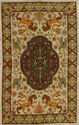 Lote 5118 - TAPETE DE ARRAIOLOS - Tapete bordado a fio de lã policromada, desenho com flores e animais, florão ao centro e barra floral em tons predominantes de castanho, verde e bege, remate de franjas. Dim: 170x250 cm. Nota: pequenos sinais de uso